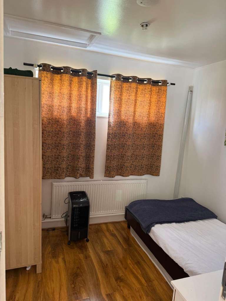 Spacious and Cosy Single Room for Rent in - IG7 5NE