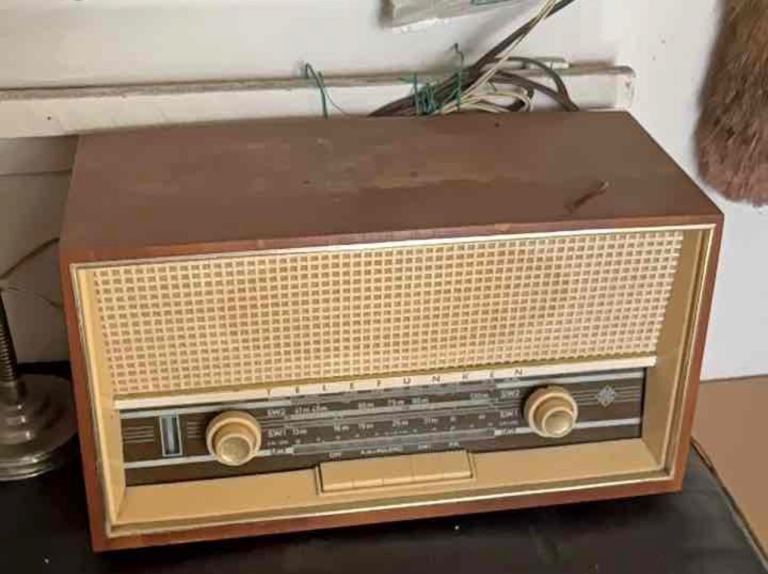Vintage Telefunken Jubilate Superheterodyne tube radio.