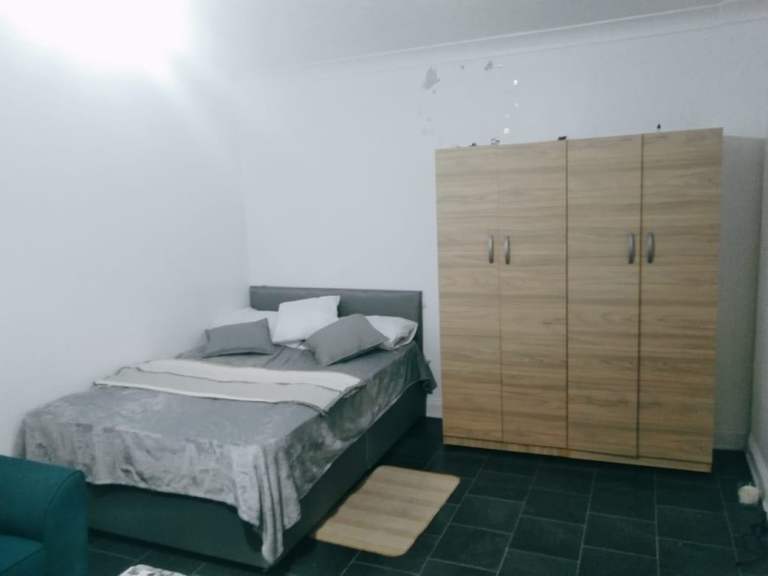 Double room to let in East Acton suit single person 