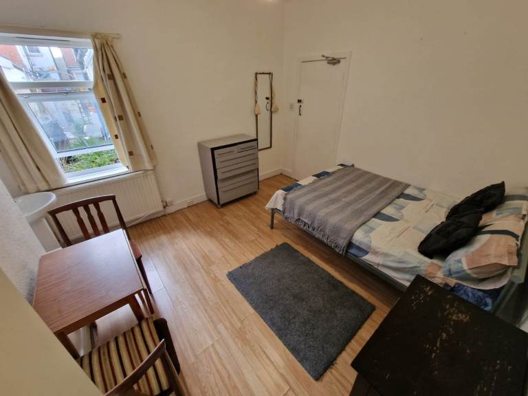Large  double room to let in Boscombe area near high street