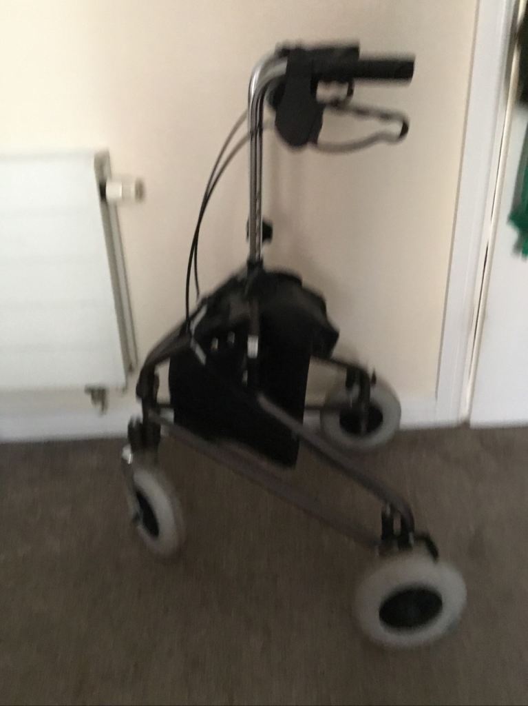 3 wheel rollator/walker with bag 