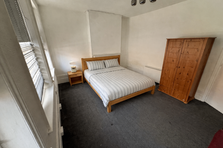 Double room to let in South Woodford Station (Central Line)