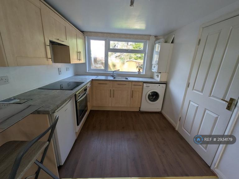 1 bedroom flat in Chantry Close, Windsor, SL4 (1 bed) (#2934179)