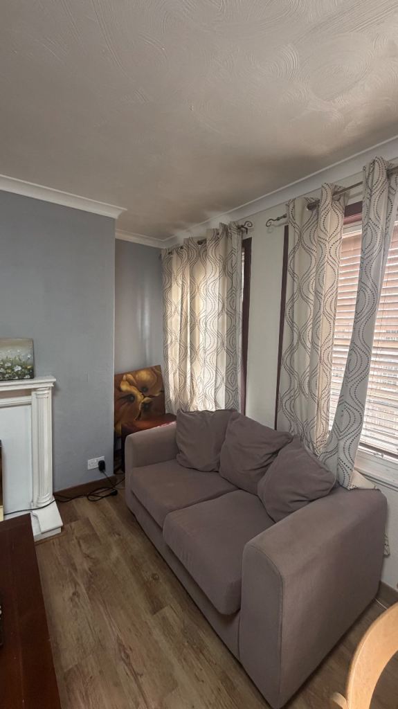 1 double bedroom in a 2 bedroom flat available