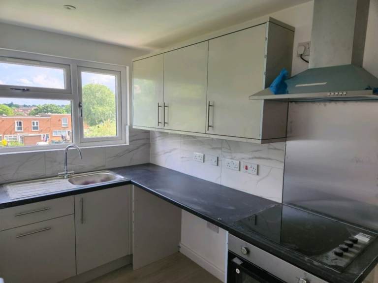 Refurbished self contained 1 bedroom flat available in Smethwick 