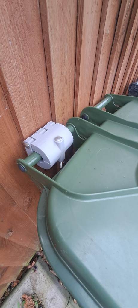 Wheelie bin wall/fence mounted clamp
