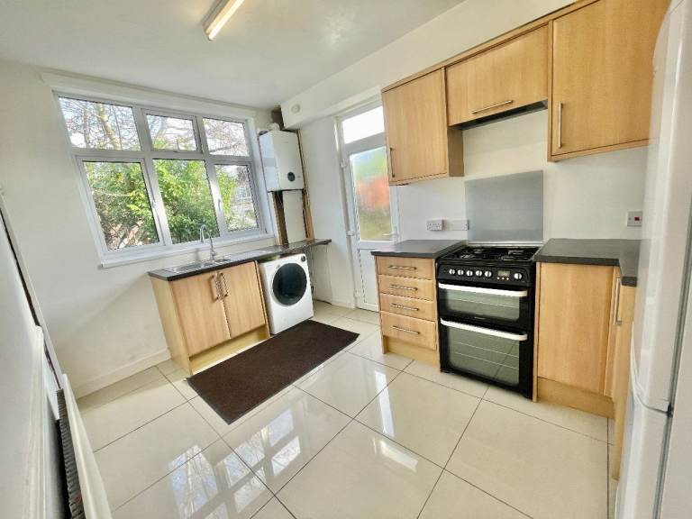 No Company Let - 3 Bed 2 Reception House With Parking - Gloucester Road, Harrow, HA1 4PP