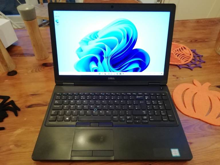 Dell Precision 3520 Laptop - i7-7820HQ,  Nvidia quadro m620. Windows 11. SSD. 16gb ram 
