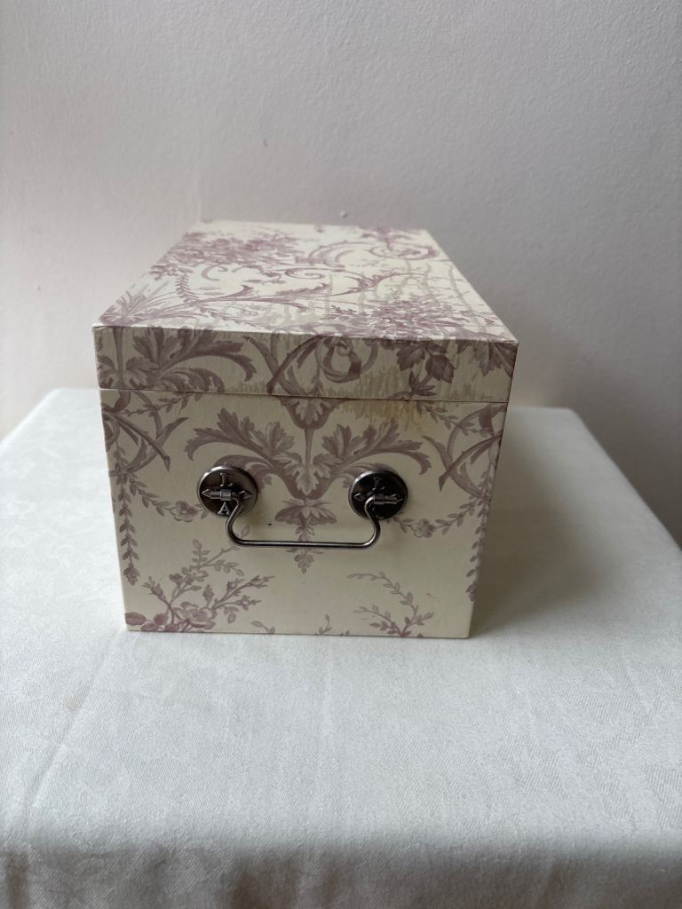 Cosmetics storage box