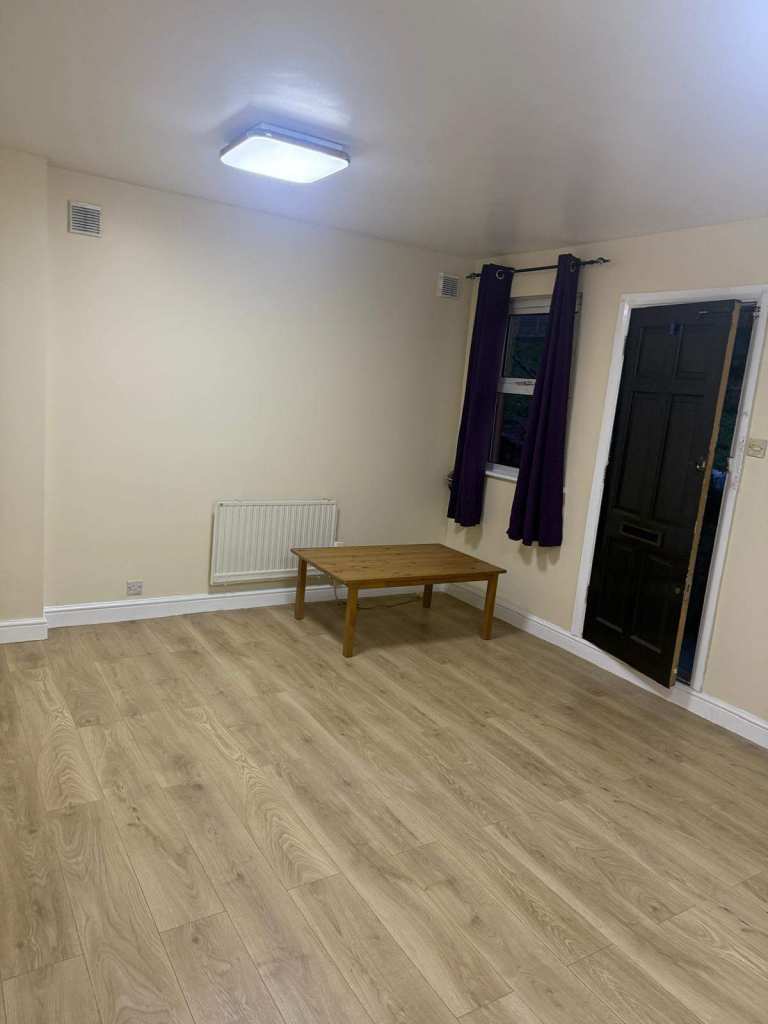 Studio Flat For Rent near High Wycombe High Street on Ground Floor For £850 pm