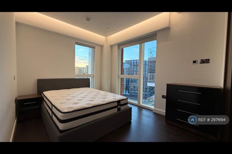 1 bedroom flat in Pontoon Road, London, SW11 (1 bed) (#2971694)