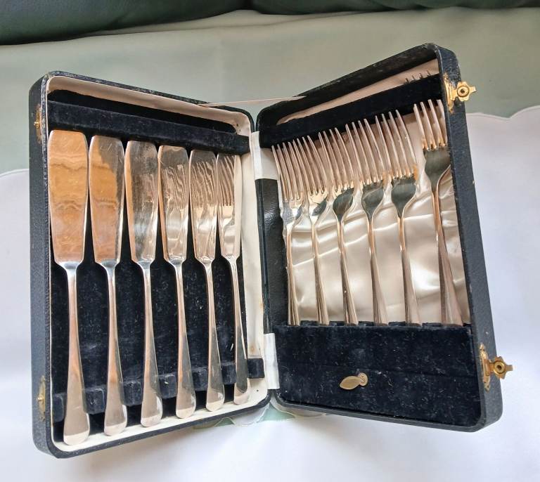 Cock bill. Fish knives and forks