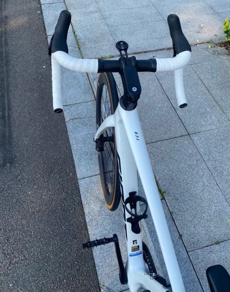Like new 2025 Giant TCR Adv 1 Kom (DI2)