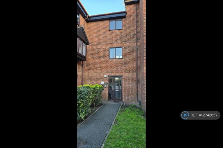 1 bedroom flat in Blacksmith Close, Romford, RM6 (1 bed) (#2742657)