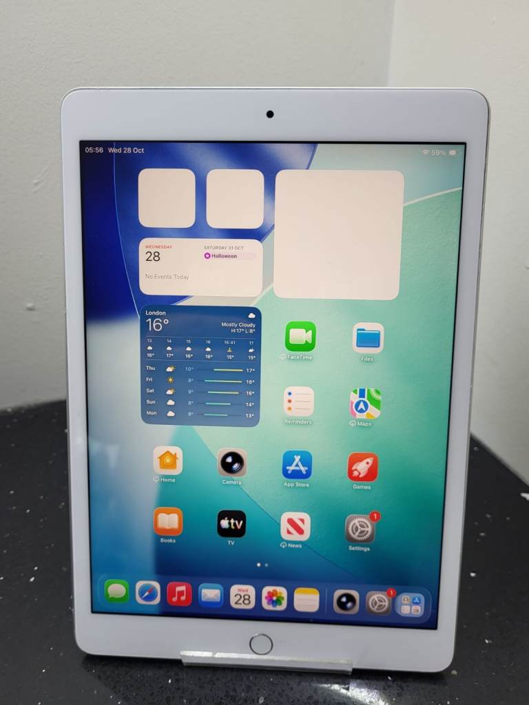 GENUINE APPLE IPAD 8TH GENERATION 10.2 INCHES SILVER WHITE 32GB WIFI EXCELLENT CONDITION