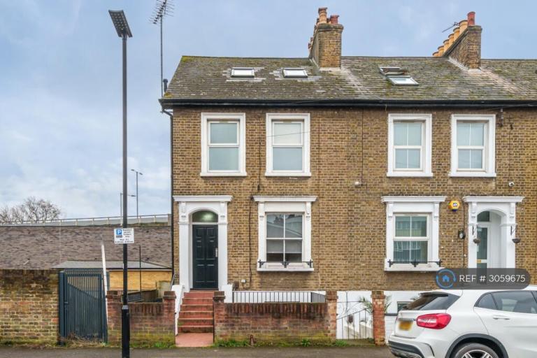 1 bedroom flat in Boston Park Road, Brentford, TW8 (1 bed) (#3059675)