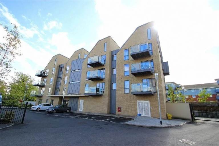 🌙 2-Bedroom Flat to Rent – Rowlock House, Trout Road, West Drayton UB7