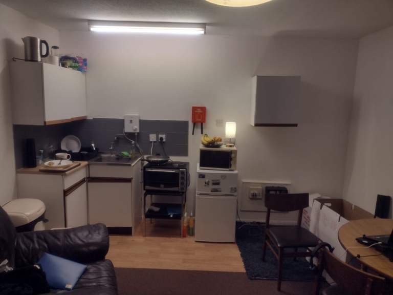 Church Crookham, Fleet, Large comfortable single furnished single bedsit