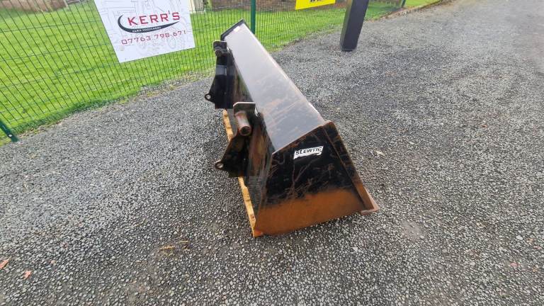 Tractor 5ft slewtic front loader bucket with Chilton brackets 