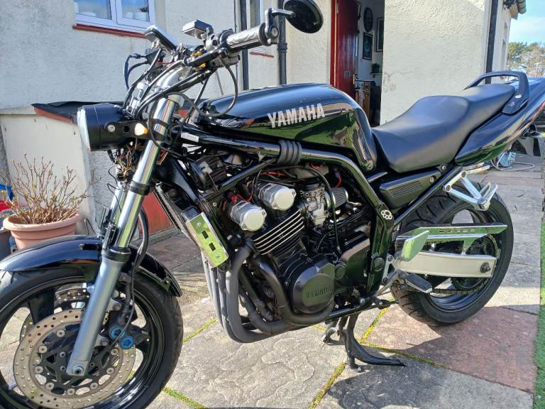 Yamaha fazer 600 motorbike . Black . 1998 great condition