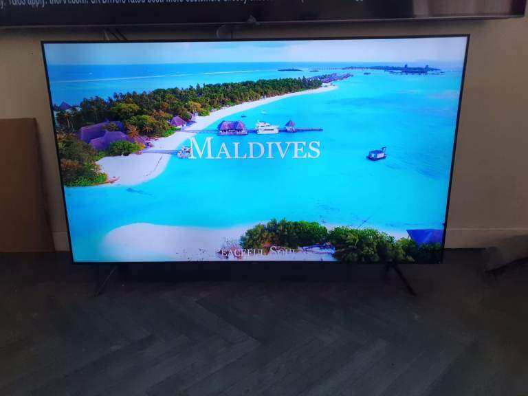 Samsung 65 inch tv UE65TU7020KXXU 4K HDR Crystal Smart APP LED TV slight darker top left