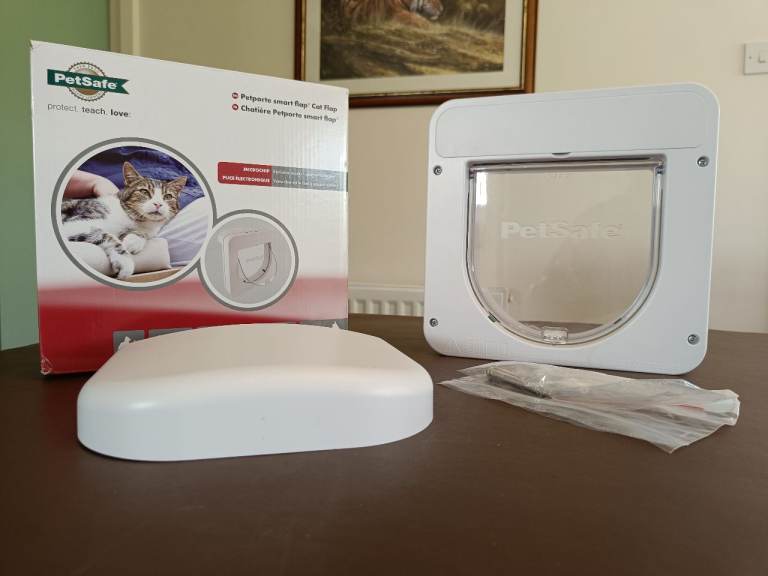 Petporte Smart Cat Flap -  entry/exit controlled by cat's unique implanted microchip number