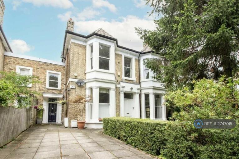 2 bedroom flat in Moss Hall Crescent, North Finchely, N12 (2 bed) (#2747015)