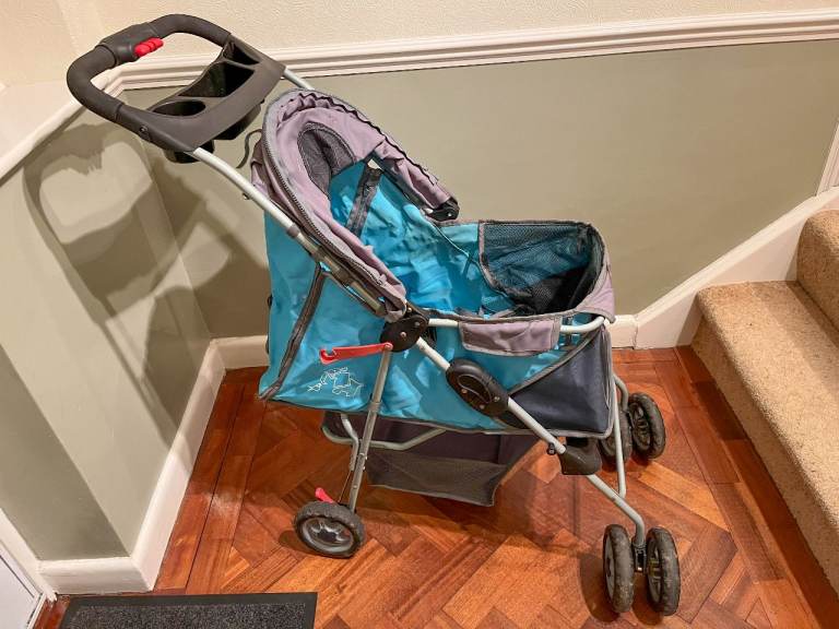 Pet Stroller / Buggy / Pram / Pushchair would suit elderly small dog around 10kg mark