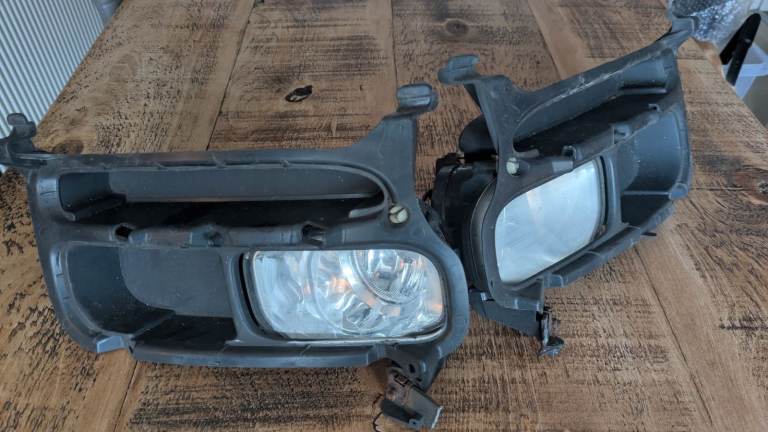 2003 Toyota Avensis front pair of fog lights spot lights