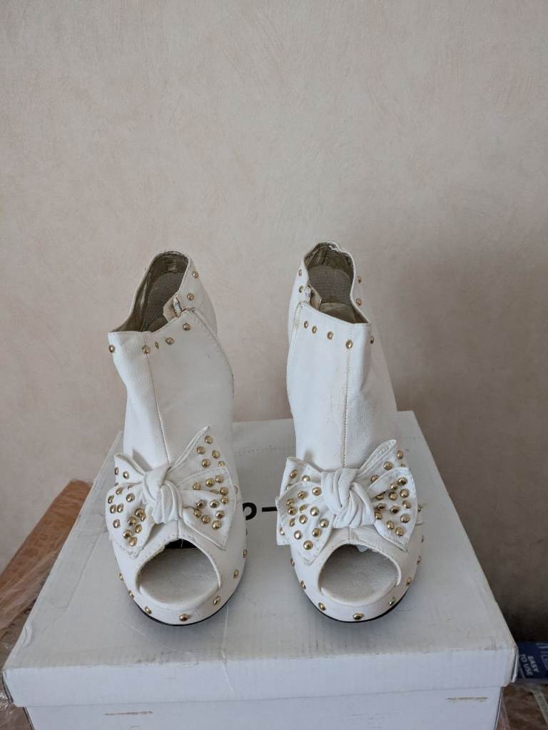 image for While Heeled Shoes