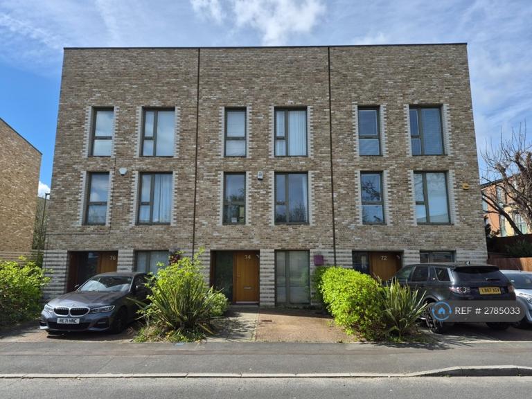 4 bedroom house in Lacey Drive, London, HA8 (4 bed) (#2785033)