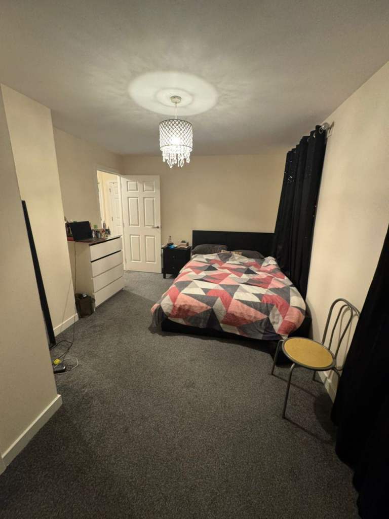 1 double room available for immediate rent in a furnished shared flat in Glasgow City Centre G3