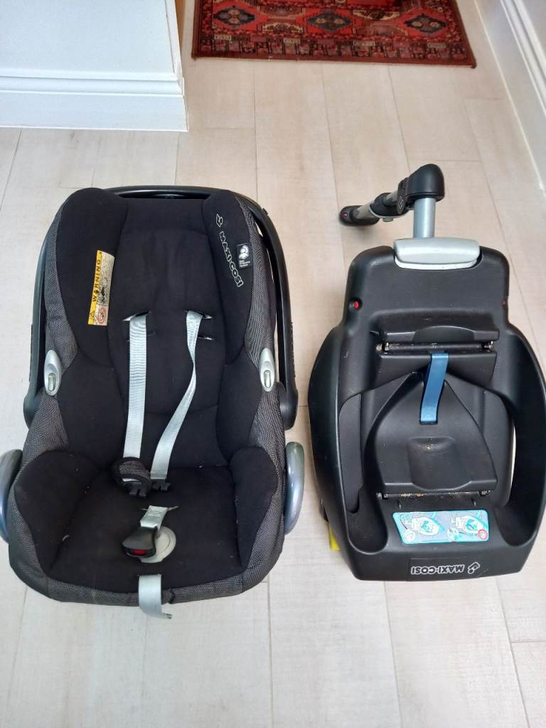 Maxi-Cosi Car Seat with ISOFIX Base – Good Condition