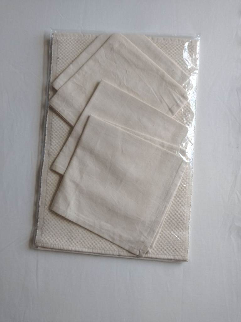 “Justin Charles.” New 8 Piece set, 4 large placemats, 4 napkins