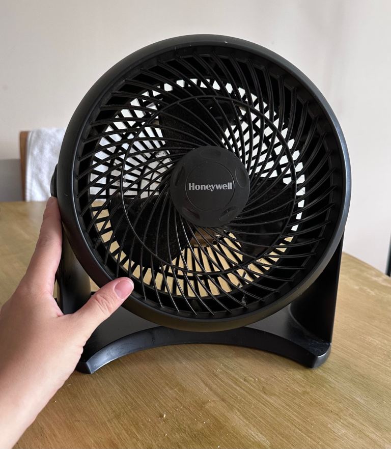 Desk/table fan, strong blow