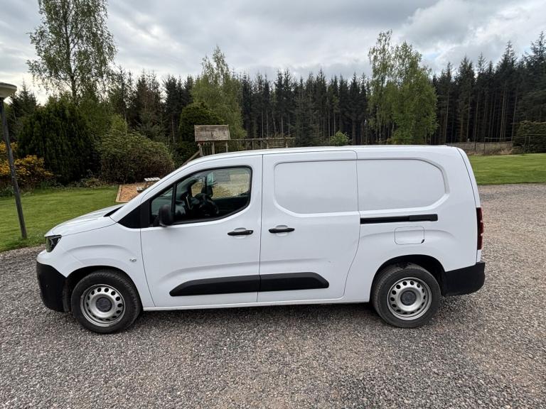PEUGEOT PARTNER (73) red crew1.5 BlueHDi 850 Professional Premium + 2023
