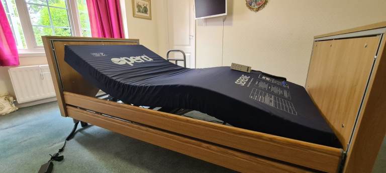 Adjustable single bed 