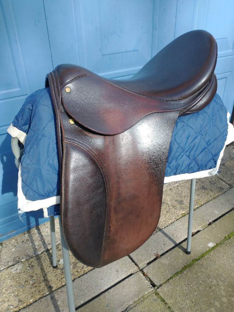 Dressage Saddle 17 inch – by Geoffrey Gibson Master Saddler.