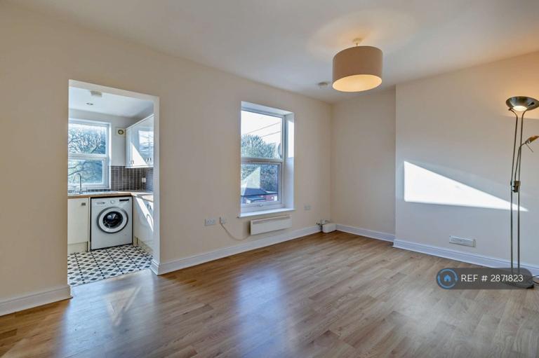 3 bedroom flat in Castleford Road, Normanton, WF6 (3 bed) (#2871823)