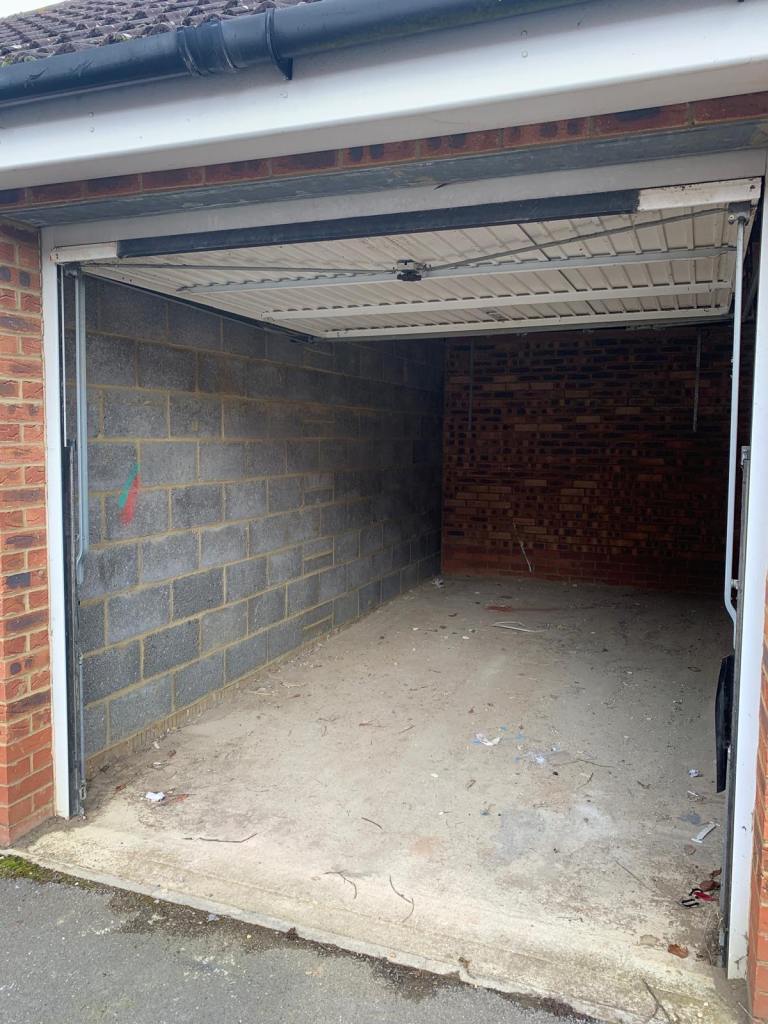 Single garage available NOW to rent 