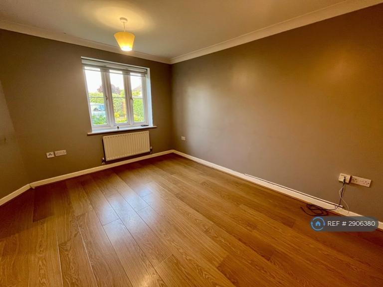 2 bedroom flat in Holmefield Place, New Haw, Addlestone, KT15 (2 bed) (#2906380)