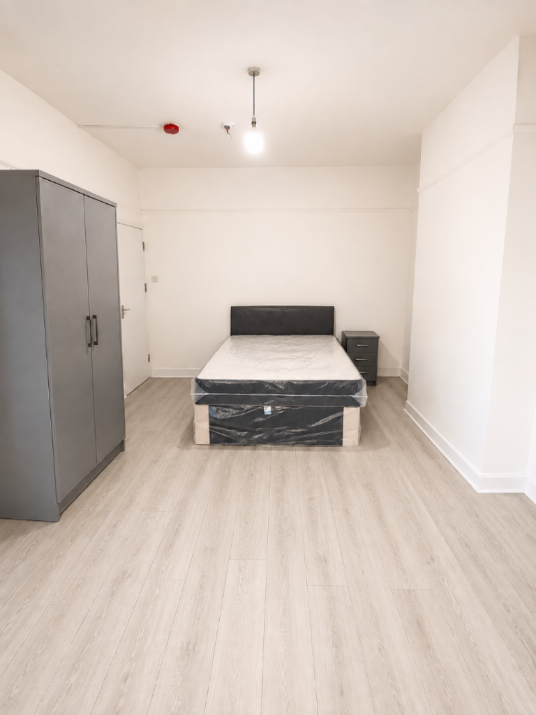 ROOMS TO LET B8