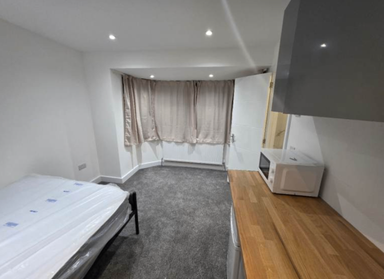 1-Bedroom House | Furnished | Fitted Kitchen | Parking | Taunton Road, Greenford, London-UB6