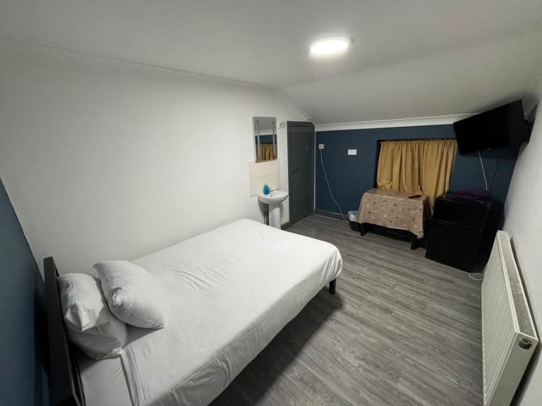 Spacious & Cosy Ensuite Room for Rent in - IG11 8QF