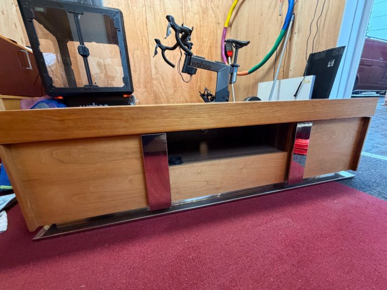 TV cabinet : FREE to uplift immediately 