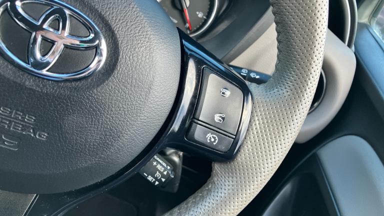 2017 Toyota Yaris 1.33 VVT-i Design 5dr Petrol Hatchback Hatchback Petrol Manual