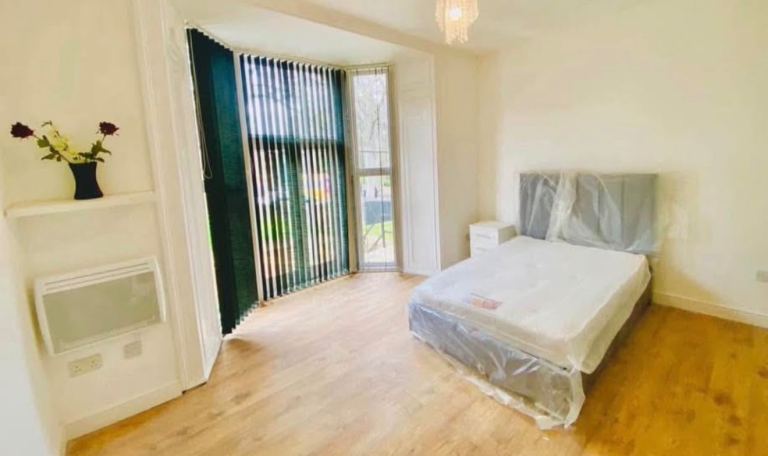 En suite triple sized bedroom bills included