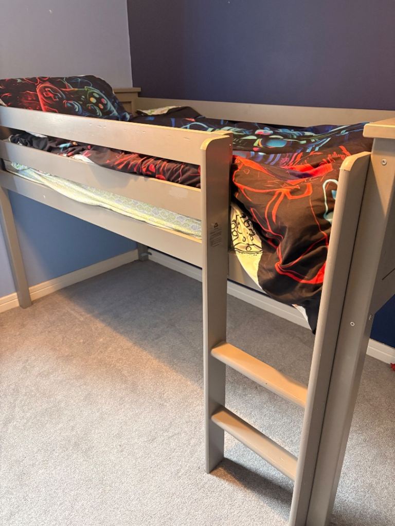 Cabin bed, single, mattress and Minecraft accessories 