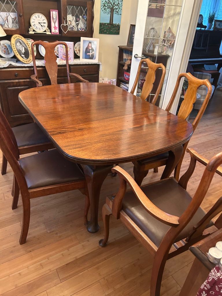 Elegant Vintage Walnut Extending Table with 6 matching chairs (2 high-back)