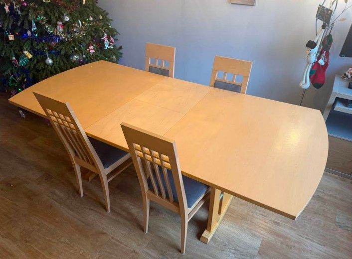 Extendable Dining table with 4 chairs for £100